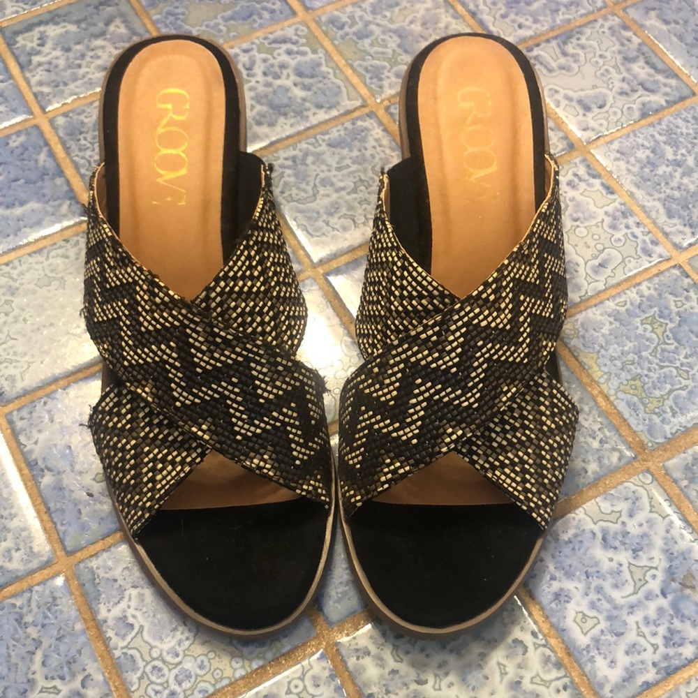 Groove 2 inch heels that are lightly worn and in good condition.